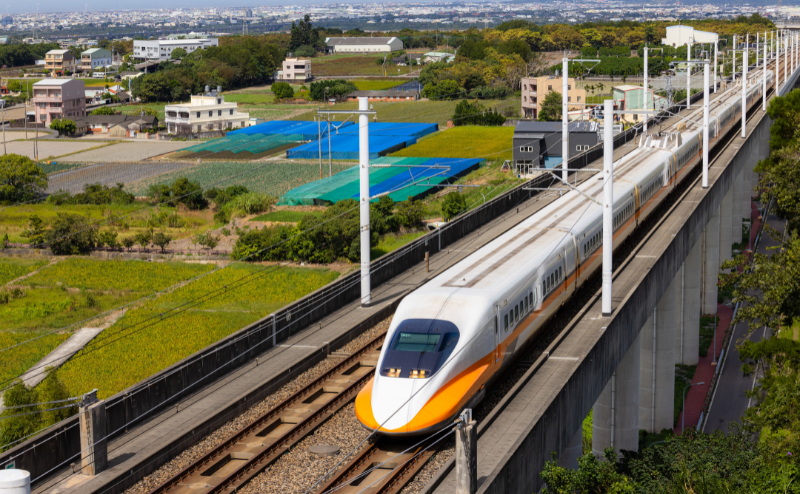 台湾高速鉄道の車両と沿線風景