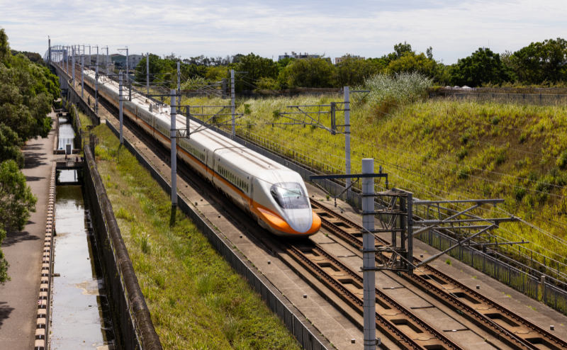 台湾新幹線が風景の中を走行している写真