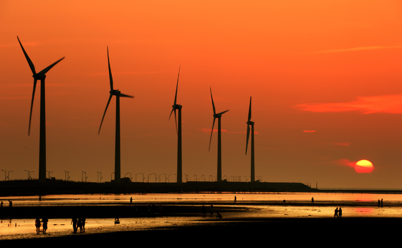 高美湿地の美しい夕日と風車