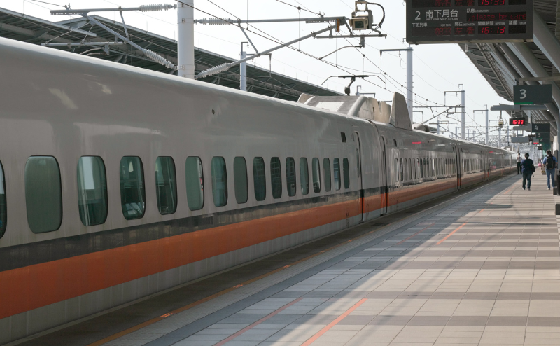 台湾新幹線の車両が駅に停車している風景