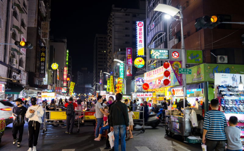六合夜市の活気ある風景
