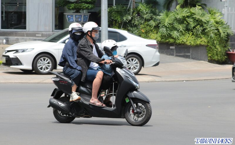 台湾の街中を走るスクーター