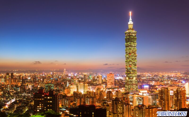 夜の台北101と周辺の街並み