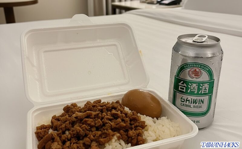 ホテルの部屋で快適に魯肉飯（ルーローファン）のテイクアウトを食べる様子