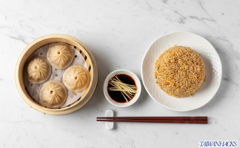 鼎泰豐（ディンタイフォン）での一人攻略法を示す、ハーフサイズの小籠包とチャーハンのセット