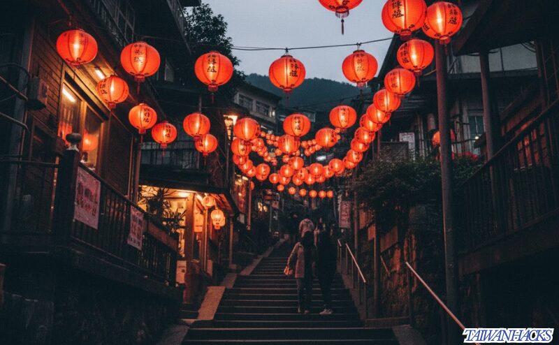 台湾・九份（ジウフェン）の有名な階段と、夕暮れ時に灯る幻想的な赤い提灯の風景