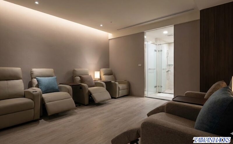 台北市内にある清潔で快適なリラクゼーションラウンジとシャワー施設のイメージ