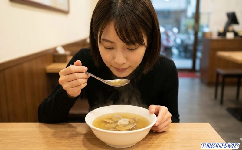 台湾の食堂で、体に優しい薬膳スープ（ハマグリと鶏肉のスープ）を一人で味わい、内側から癒やされる日本人女性