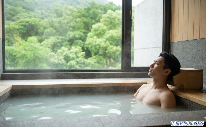 北投温泉の個室湯屋（貸切風呂）で、誰の目も気にせず白濁した硫黄泉に浸かり、深い休息をとる日本人男性