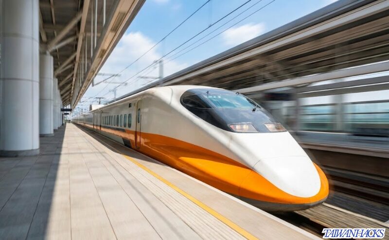 地方都市への移動手段となる台湾新幹線（高鉄）が駅に到着する様子